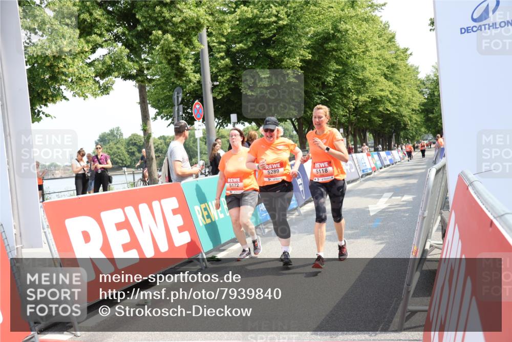 15.06.2025 - REWE Women's Run Strokosch-Dieckow http://msf.ph/oto/7939840 15.06.2025 11:16:13 Ziel 5118, 5172, 5289, 5487, 5610 meine-sportfotos.de