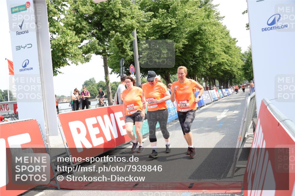 15.06.2025 - REWE Women's Run Strokosch-Dieckow http://msf.ph/oto/7939846 15.06.2025 11:16:14 Ziel 5118, 5172, 5289, 5487, 5610 meine-sportfotos.de