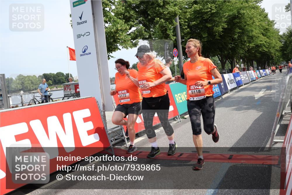 15.06.2025 - REWE Women's Run Strokosch-Dieckow http://msf.ph/oto/7939865 15.06.2025 11:16:14 Ziel 5118, 5172, 5289, 5487, 5610 meine-sportfotos.de