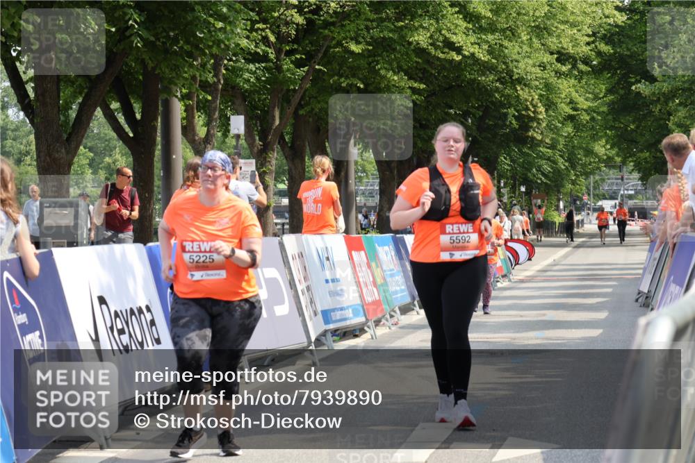 15.06.2025 - REWE Women's Run Strokosch-Dieckow http://msf.ph/oto/7939890 15.06.2025 11:16:26 Ziel 5225, 5592 meine-sportfotos.de