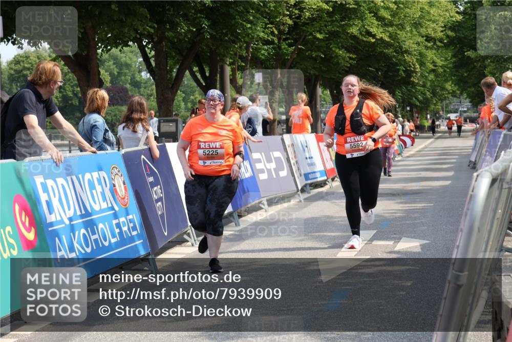 15.06.2025 - REWE Women's Run Strokosch-Dieckow http://msf.ph/oto/7939909 15.06.2025 11:16:27 Ziel 5225, 5592 meine-sportfotos.de