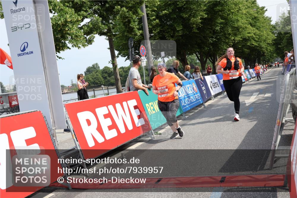 15.06.2025 - REWE Women's Run Strokosch-Dieckow http://msf.ph/oto/7939957 15.06.2025 11:16:29 Ziel 5225, 5592 meine-sportfotos.de