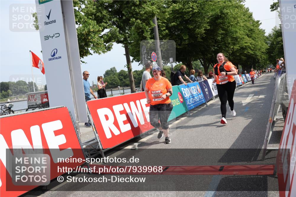 15.06.2025 - REWE Women's Run Strokosch-Dieckow http://msf.ph/oto/7939968 15.06.2025 11:16:29 Ziel 5225, 5592 meine-sportfotos.de