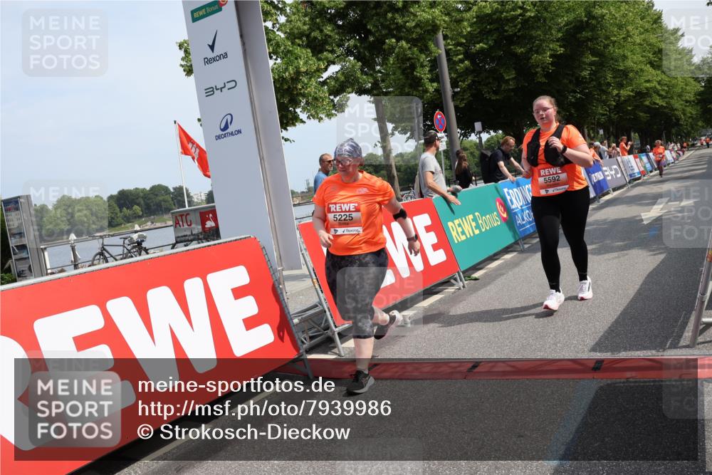 15.06.2025 - REWE Women's Run Strokosch-Dieckow http://msf.ph/oto/7939986 15.06.2025 11:16:30 Ziel 5225, 5592 meine-sportfotos.de