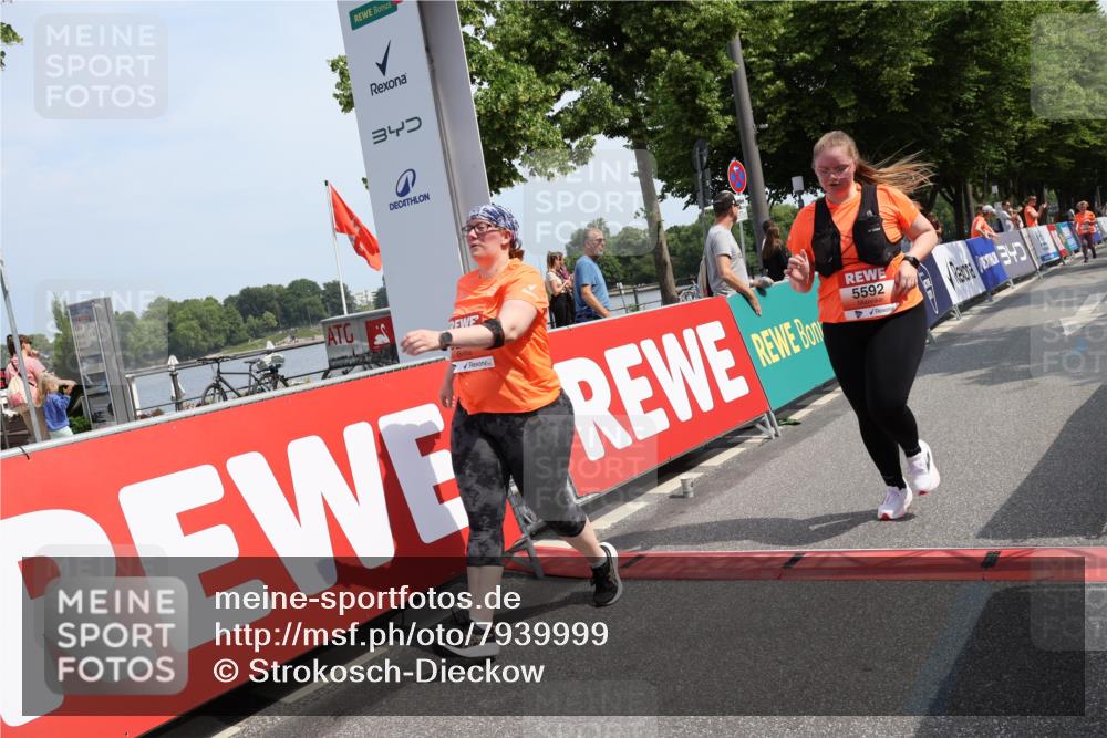 15.06.2025 - REWE Women's Run Strokosch-Dieckow http://msf.ph/oto/7939999 15.06.2025 11:16:30 Ziel 5225, 5592 meine-sportfotos.de