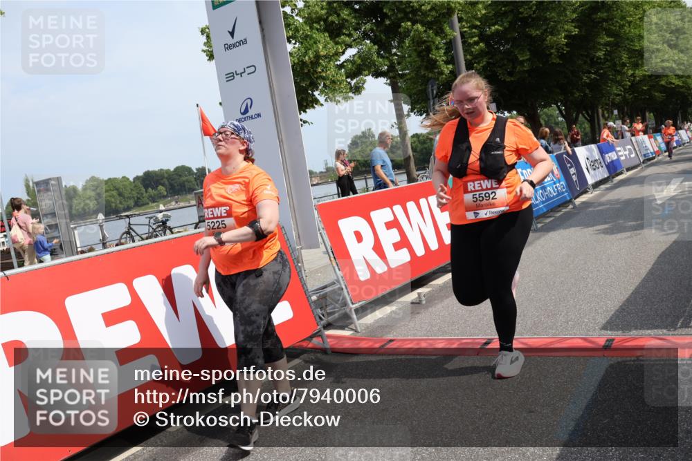 15.06.2025 - REWE Women's Run Strokosch-Dieckow http://msf.ph/oto/7940006 15.06.2025 11:16:30 Ziel 5225, 5592 meine-sportfotos.de