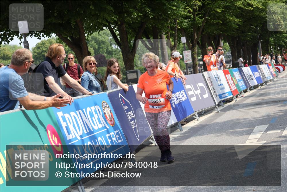 15.06.2025 - REWE Women's Run Strokosch-Dieckow http://msf.ph/oto/7940048 15.06.2025 11:16:37 Ziel 5533, 5592 meine-sportfotos.de
