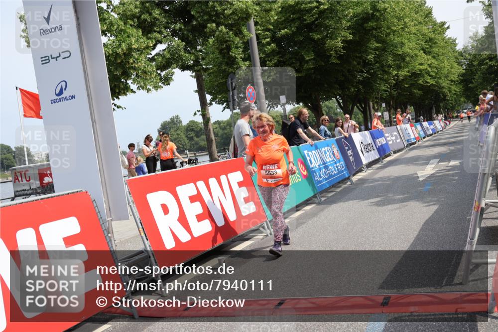 15.06.2025 - REWE Women's Run Strokosch-Dieckow http://msf.ph/oto/7940111 15.06.2025 11:16:40 Ziel 5533 meine-sportfotos.de