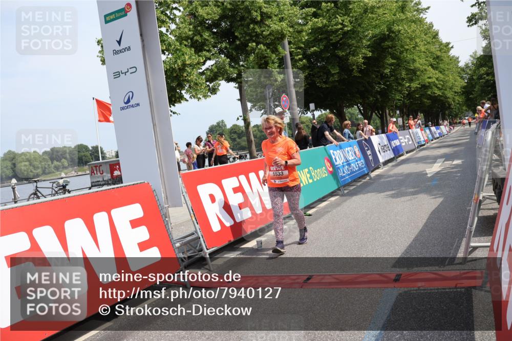 15.06.2025 - REWE Women's Run Strokosch-Dieckow http://msf.ph/oto/7940127 15.06.2025 11:16:40 Ziel 5533 meine-sportfotos.de
