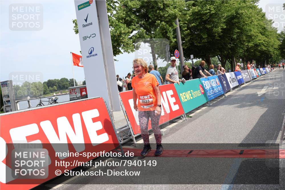 15.06.2025 - REWE Women's Run Strokosch-Dieckow http://msf.ph/oto/7940149 15.06.2025 11:16:41 Ziel 5533 meine-sportfotos.de