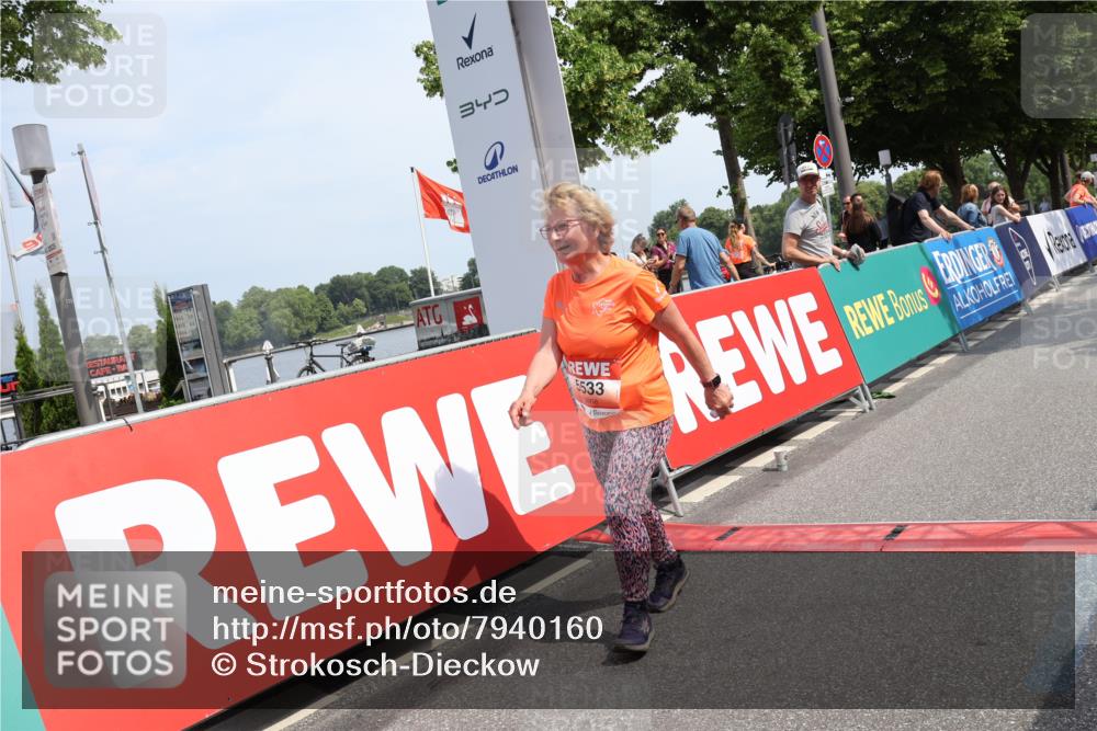 15.06.2025 - REWE Women's Run Strokosch-Dieckow http://msf.ph/oto/7940160 15.06.2025 11:16:41 Ziel 5533 meine-sportfotos.de