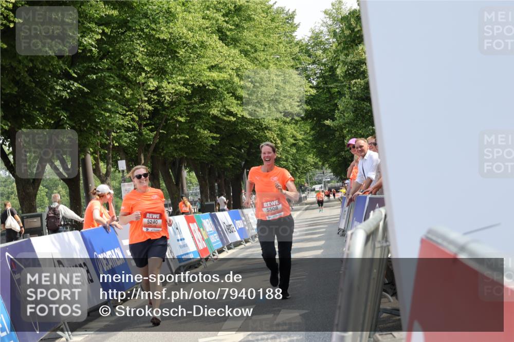 15.06.2025 - REWE Women's Run Strokosch-Dieckow http://msf.ph/oto/7940188 15.06.2025 11:17:09 Ziel 5240, 5508 meine-sportfotos.de
