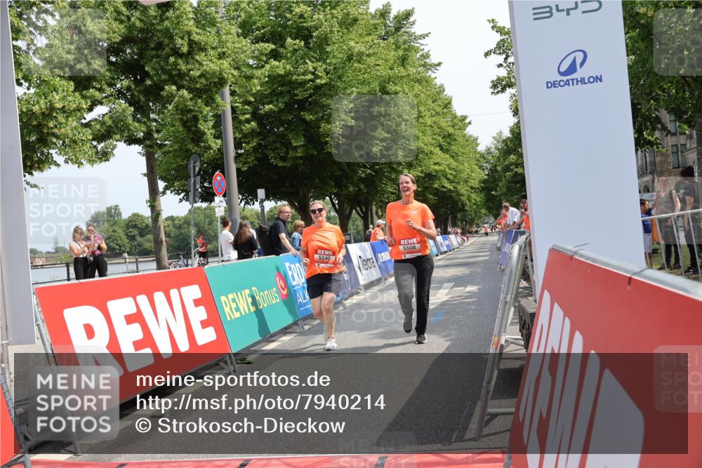 15.06.2025 - REWE Women's Run Strokosch-Dieckow http://msf.ph/oto/7940214 15.06.2025 11:17:12 Ziel 5240, 5508 meine-sportfotos.de