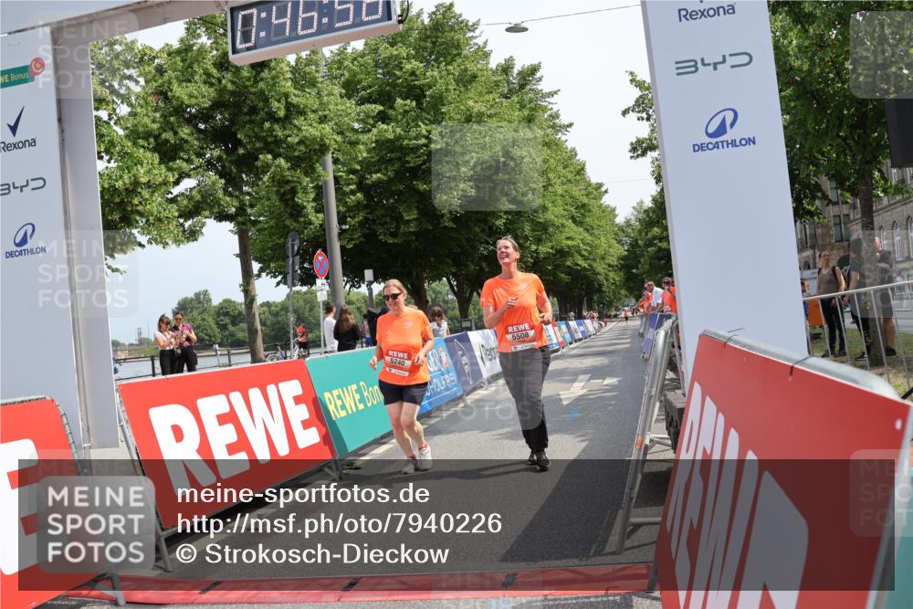15.06.2025 - REWE Women's Run Strokosch-Dieckow http://msf.ph/oto/7940226 15.06.2025 11:17:12 Ziel 5240, 5508 meine-sportfotos.de
