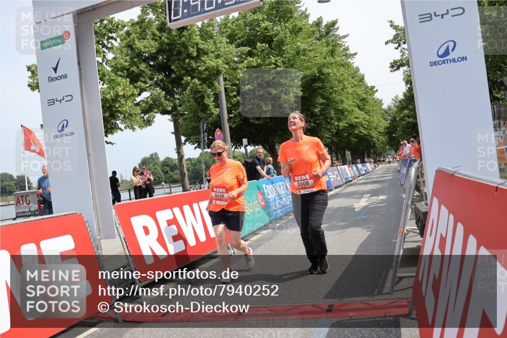 15.06.2025 - REWE Women's Run Strokosch-Dieckow http://msf.ph/oto/7940252 15.06.2025 11:17:13 Ziel 5240, 5508 meine-sportfotos.de