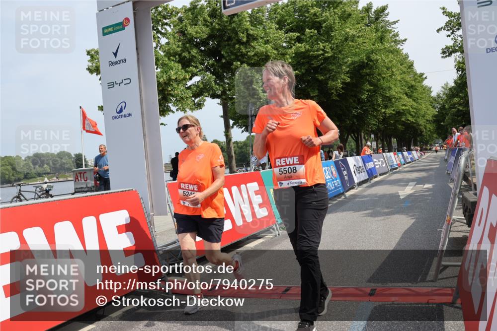 15.06.2025 - REWE Women's Run Strokosch-Dieckow http://msf.ph/oto/7940275 15.06.2025 11:17:14 Ziel 5240, 5508 meine-sportfotos.de