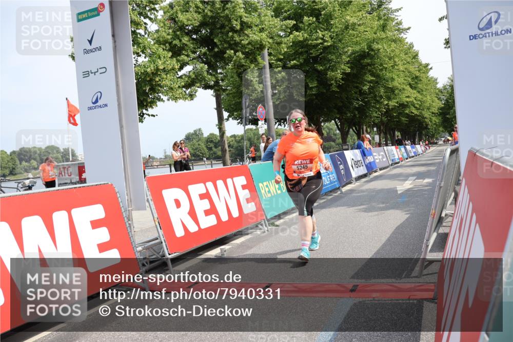 15.06.2025 - REWE Women's Run Strokosch-Dieckow http://msf.ph/oto/7940331 15.06.2025 11:17:45 Ziel 5245 meine-sportfotos.de