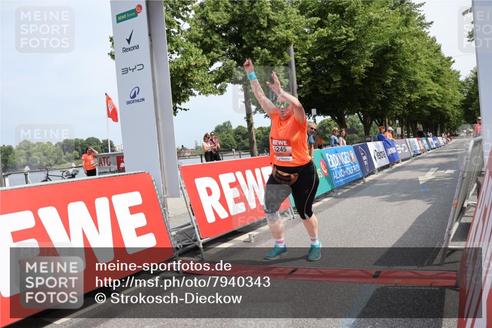 15.06.2025 - REWE Women's Run Strokosch-Dieckow http://msf.ph/oto/7940343 15.06.2025 11:17:45 Ziel 5245 meine-sportfotos.de