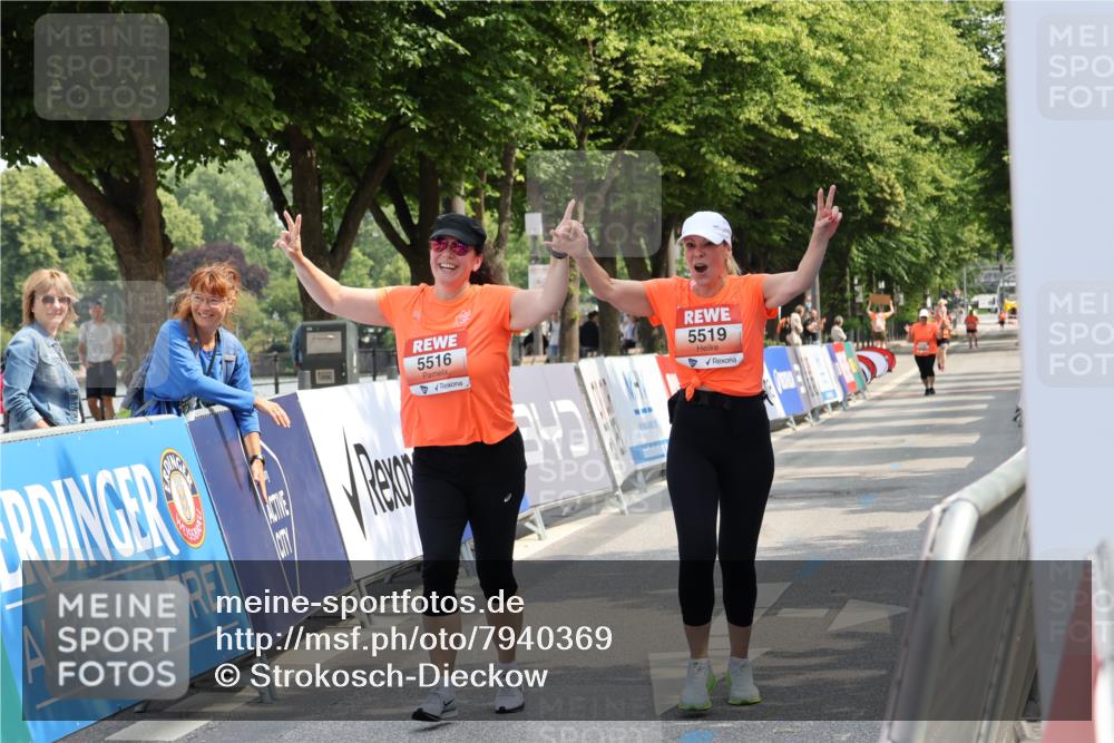 15.06.2025 - REWE Women's Run Strokosch-Dieckow http://msf.ph/oto/7940369 15.06.2025 11:18:54 Ziel 5516, 5519 meine-sportfotos.de