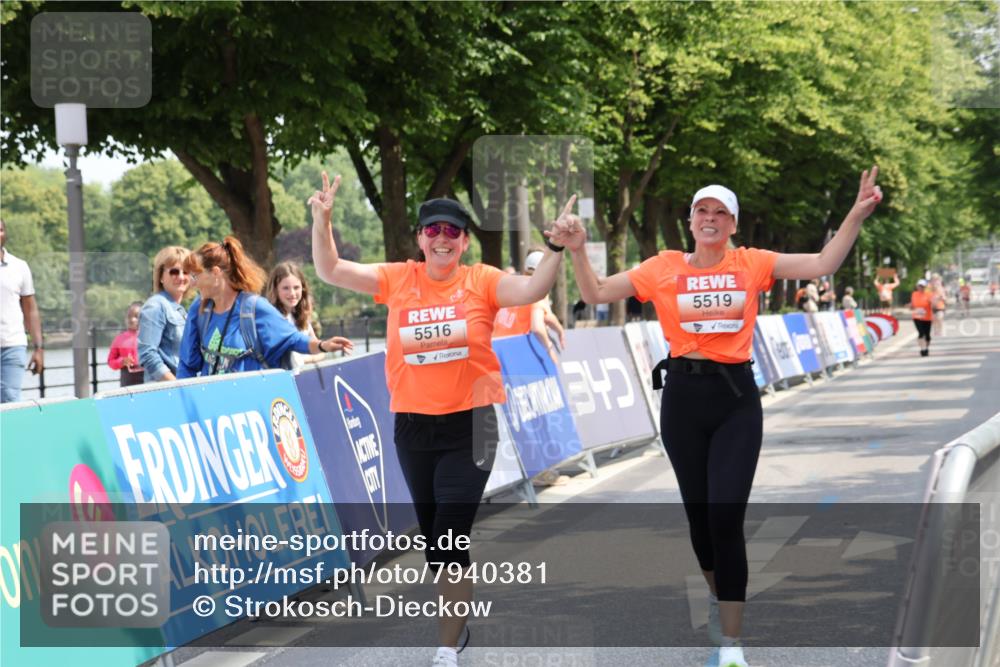 15.06.2025 - REWE Women's Run Strokosch-Dieckow http://msf.ph/oto/7940381 15.06.2025 11:18:55 Ziel 5516, 5519 meine-sportfotos.de