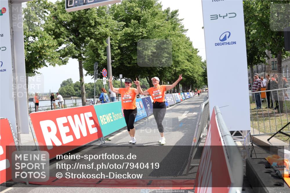 15.06.2025 - REWE Women's Run Strokosch-Dieckow http://msf.ph/oto/7940419 15.06.2025 11:18:56 Ziel 5516, 5519 meine-sportfotos.de