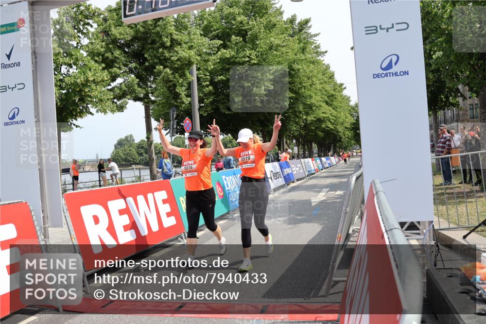 15.06.2025 - REWE Women's Run Strokosch-Dieckow http://msf.ph/oto/7940433 15.06.2025 11:18:57 Ziel 5516, 5519 meine-sportfotos.de