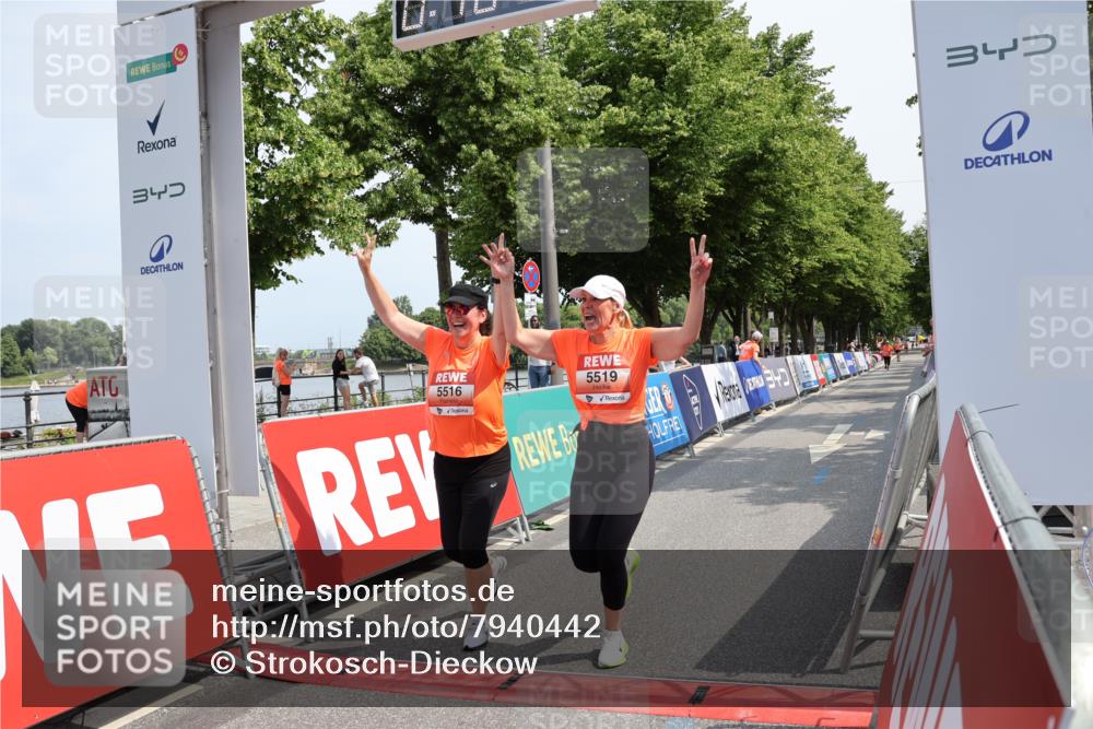 15.06.2025 - REWE Women's Run Strokosch-Dieckow http://msf.ph/oto/7940442 15.06.2025 11:18:57 Ziel 5516, 5519 meine-sportfotos.de