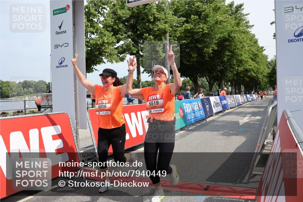 15.06.2025 - REWE Women's Run Strokosch-Dieckow http://msf.ph/oto/7940449 15.06.2025 11:18:57 Ziel 5516, 5519 meine-sportfotos.de