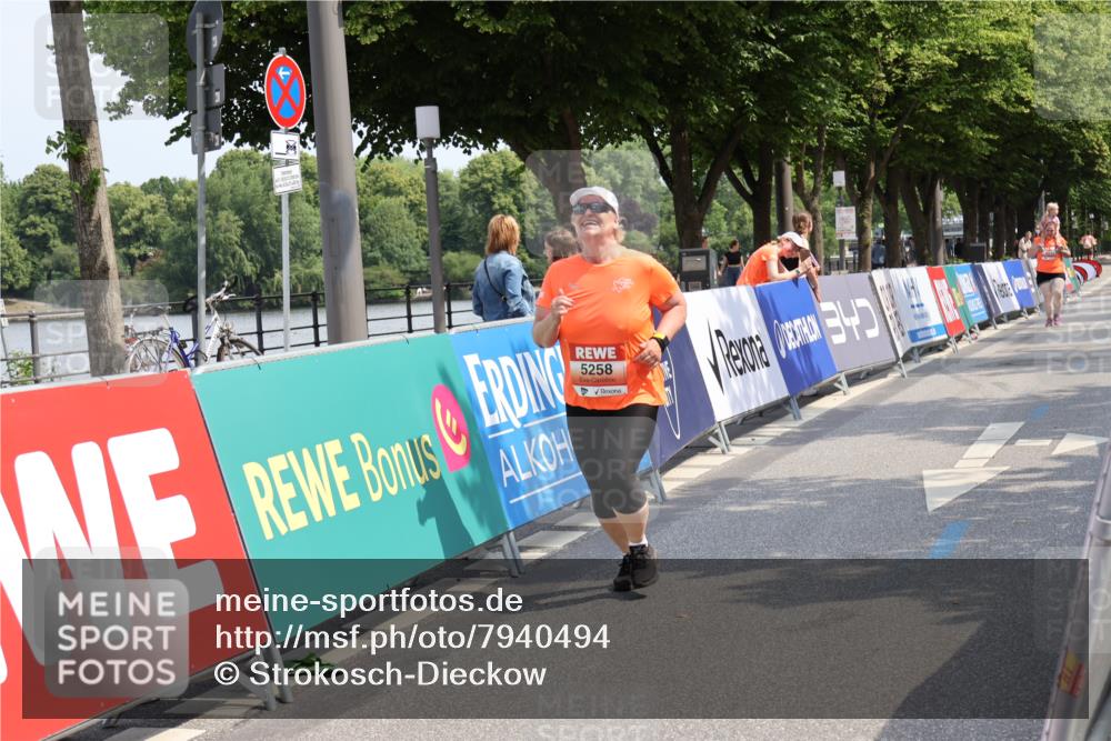 15.06.2025 - REWE Women's Run Strokosch-Dieckow http://msf.ph/oto/7940494 15.06.2025 11:19:18 Ziel 5258 meine-sportfotos.de