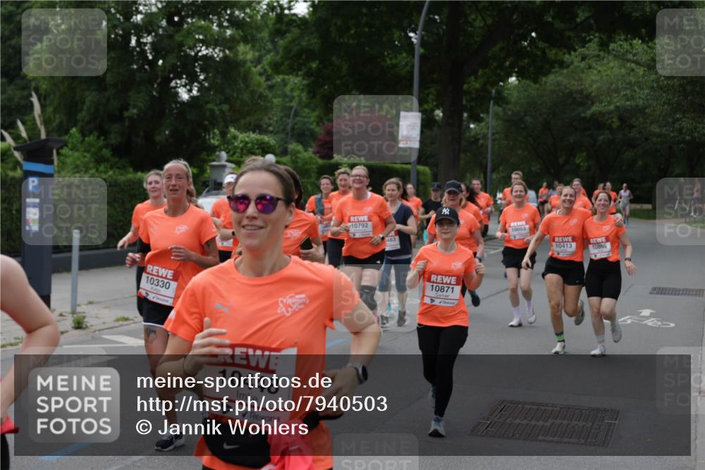 15.06.2025 - REWE Women's Run Jannik Wohlers http://msf.ph/oto/7940503 15.06.2025 08:27:55 Laufen 10330, 10448, 10792, 483, 10053, 10413, 10806, 10871 meine-sportfotos.de