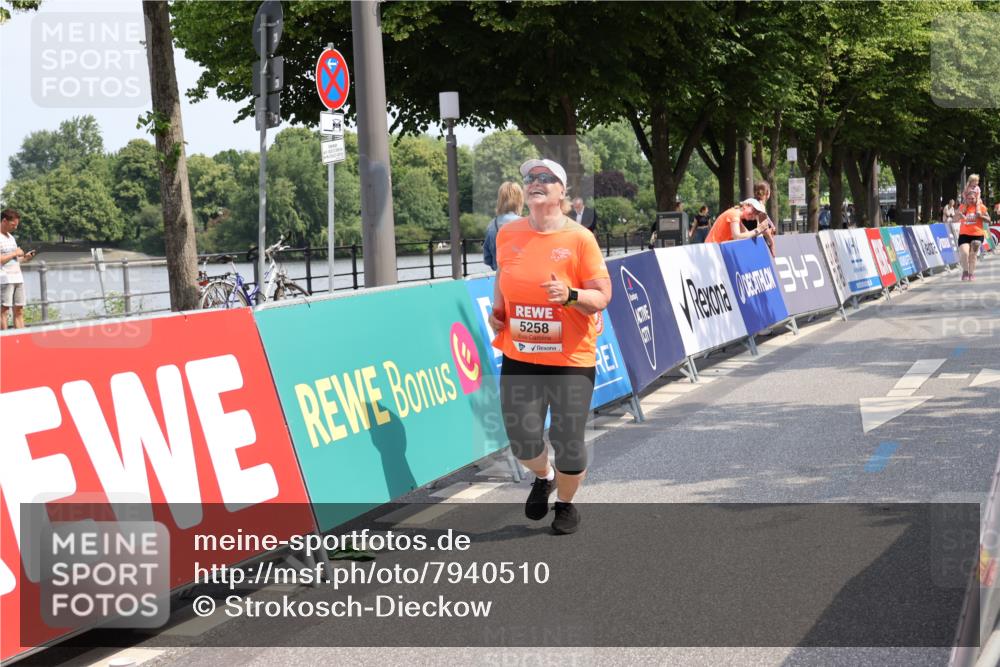 15.06.2025 - REWE Women's Run Strokosch-Dieckow http://msf.ph/oto/7940510 15.06.2025 11:19:18 Ziel 5258 meine-sportfotos.de