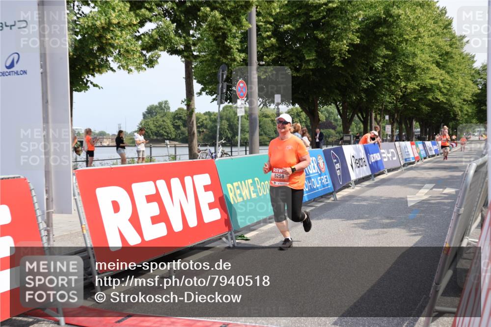 15.06.2025 - REWE Women's Run Strokosch-Dieckow http://msf.ph/oto/7940518 15.06.2025 11:19:19 Ziel 5258 meine-sportfotos.de