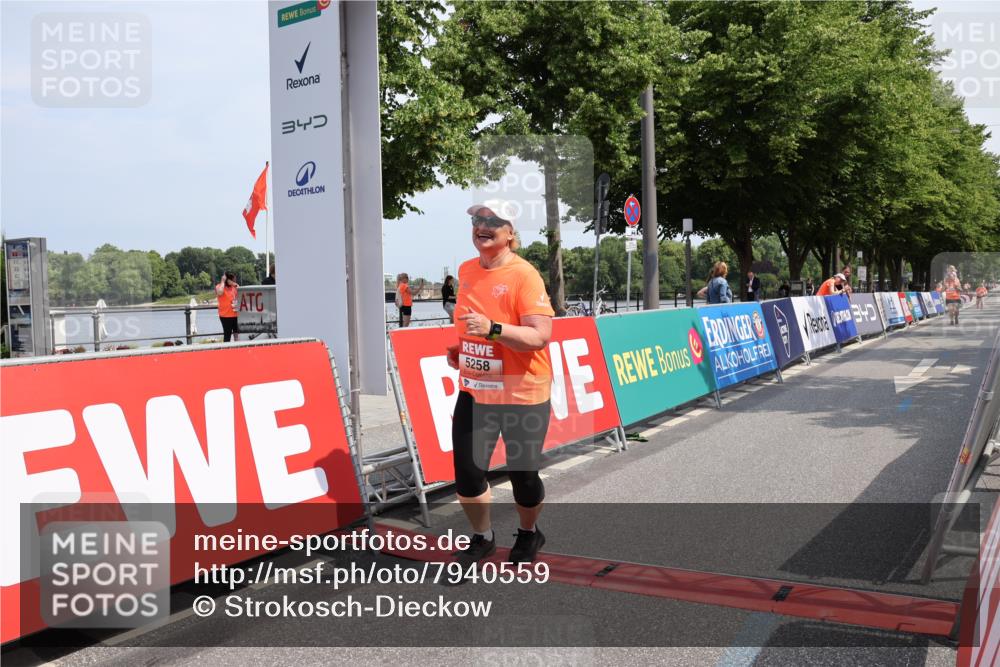 15.06.2025 - REWE Women's Run Strokosch-Dieckow http://msf.ph/oto/7940559 15.06.2025 11:19:20 Ziel 5258 meine-sportfotos.de