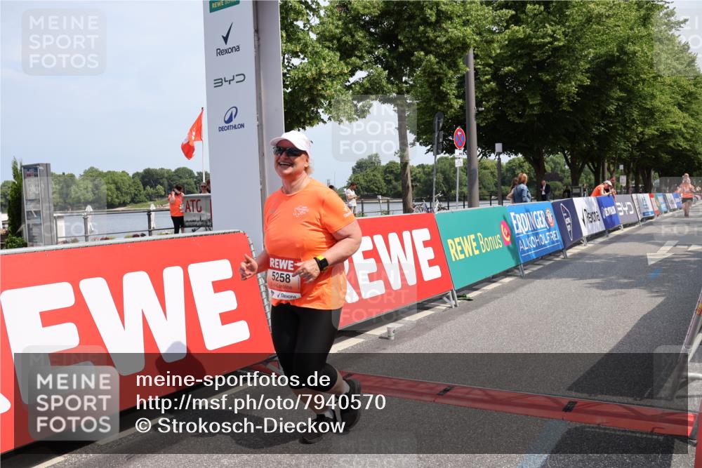 15.06.2025 - REWE Women's Run Strokosch-Dieckow http://msf.ph/oto/7940570 15.06.2025 11:19:20 Ziel 5258 meine-sportfotos.de