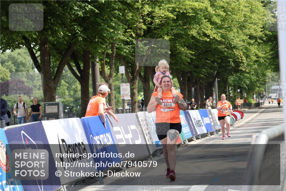 15.06.2025 - REWE Women's Run Strokosch-Dieckow http://msf.ph/oto/7940579 15.06.2025 11:19:26 Ziel 5258, 5515 meine-sportfotos.de