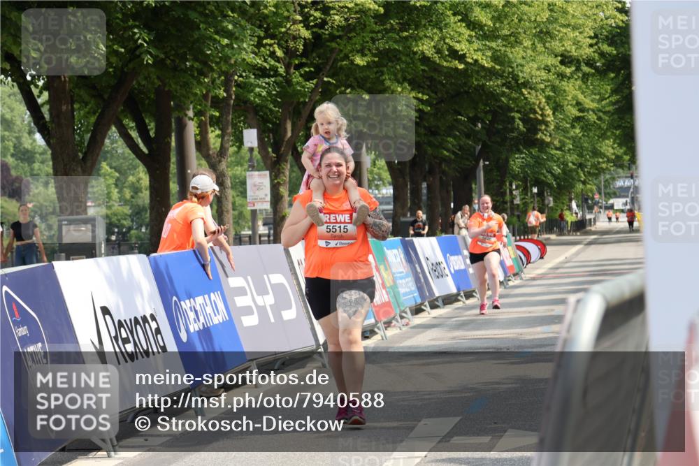 15.06.2025 - REWE Women's Run Strokosch-Dieckow http://msf.ph/oto/7940588 15.06.2025 11:19:27 Ziel 5258, 5515 meine-sportfotos.de