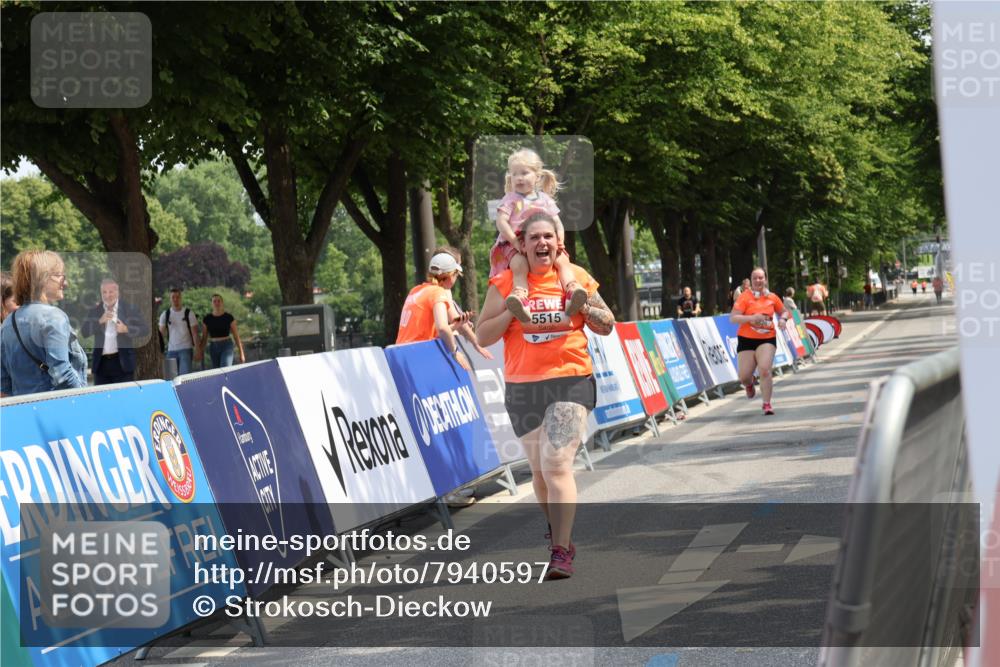 15.06.2025 - REWE Women's Run Strokosch-Dieckow http://msf.ph/oto/7940597 15.06.2025 11:19:27 Ziel 5258, 5515 meine-sportfotos.de