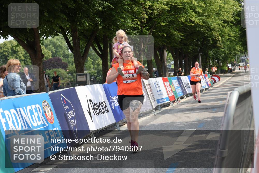 15.06.2025 - REWE Women's Run Strokosch-Dieckow http://msf.ph/oto/7940607 15.06.2025 11:19:28 Ziel 5515 meine-sportfotos.de