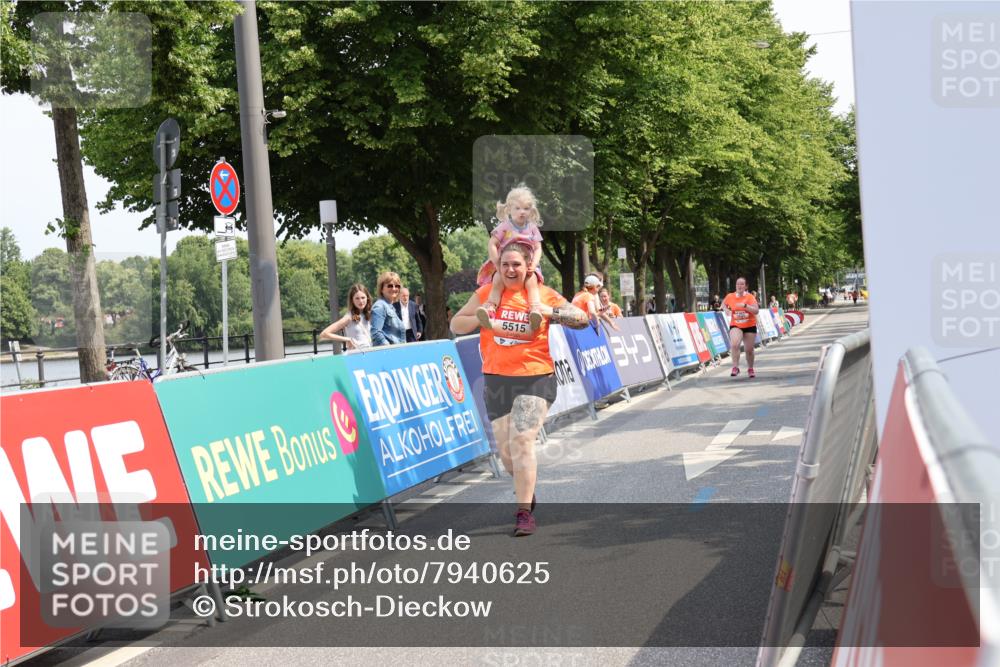 15.06.2025 - REWE Women's Run Strokosch-Dieckow http://msf.ph/oto/7940625 15.06.2025 11:19:30 Ziel 5515, 5626 meine-sportfotos.de