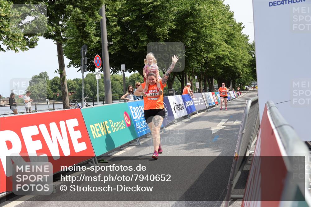 15.06.2025 - REWE Women's Run Strokosch-Dieckow http://msf.ph/oto/7940652 15.06.2025 11:19:30 Ziel 5515, 5626 meine-sportfotos.de