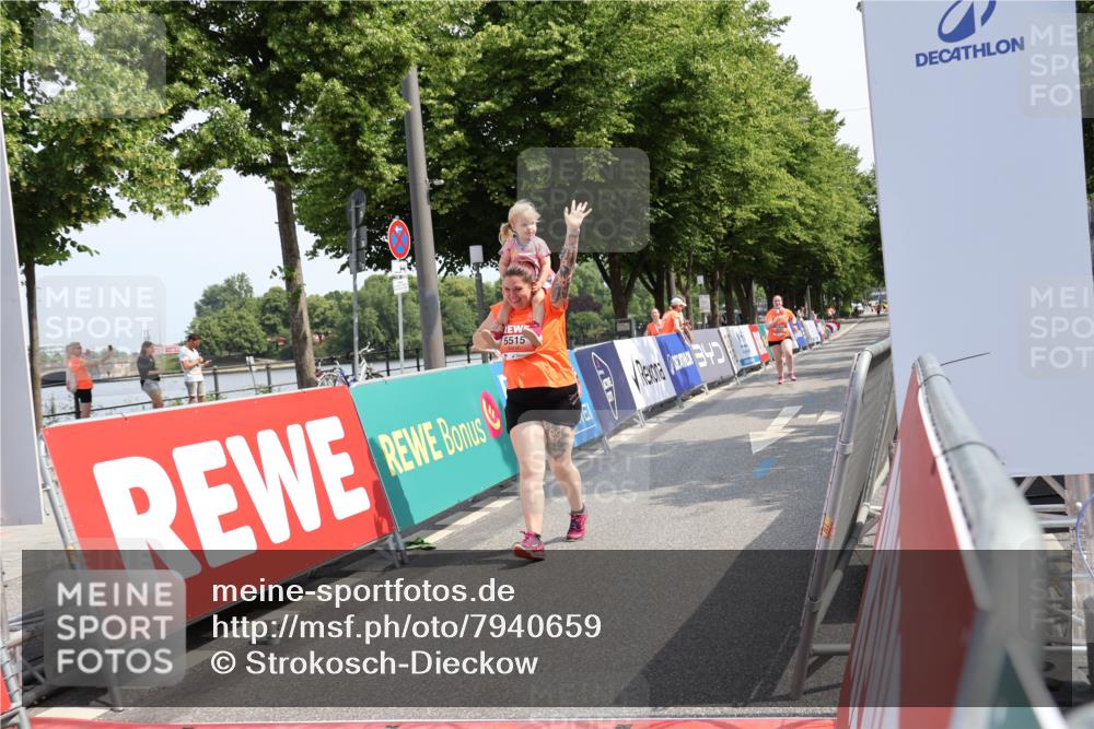 15.06.2025 - REWE Women's Run Strokosch-Dieckow http://msf.ph/oto/7940659 15.06.2025 11:19:31 Ziel 5515, 5626 meine-sportfotos.de