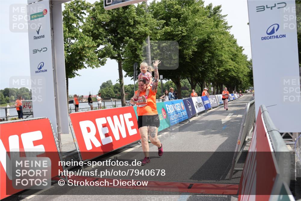 15.06.2025 - REWE Women's Run Strokosch-Dieckow http://msf.ph/oto/7940678 15.06.2025 11:19:31 Ziel 5515, 5626 meine-sportfotos.de