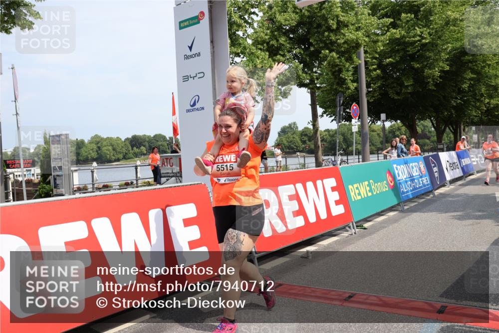 15.06.2025 - REWE Women's Run Strokosch-Dieckow http://msf.ph/oto/7940712 15.06.2025 11:19:32 Ziel 5515, 5626 meine-sportfotos.de
