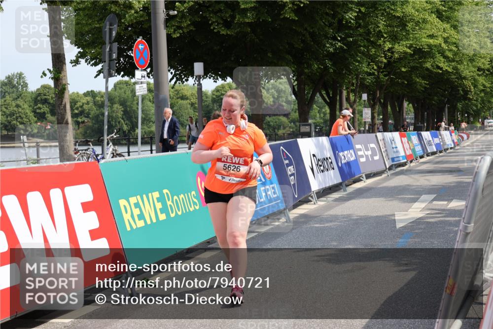 15.06.2025 - REWE Women's Run Strokosch-Dieckow http://msf.ph/oto/7940721 15.06.2025 11:19:36 Ziel 5515, 5626 meine-sportfotos.de