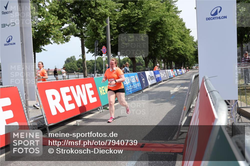 15.06.2025 - REWE Women's Run Strokosch-Dieckow http://msf.ph/oto/7940739 15.06.2025 11:19:36 Ziel 5515, 5626 meine-sportfotos.de