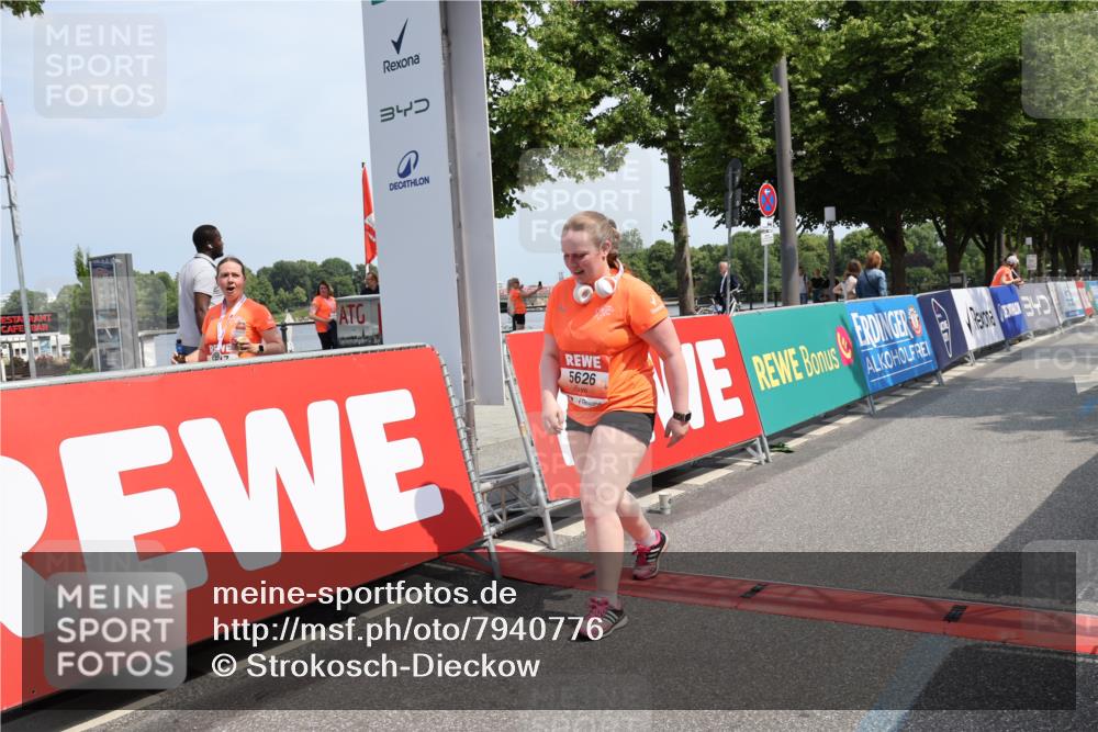 15.06.2025 - REWE Women's Run Strokosch-Dieckow http://msf.ph/oto/7940776 15.06.2025 11:19:37 Ziel 5515, 5626 meine-sportfotos.de