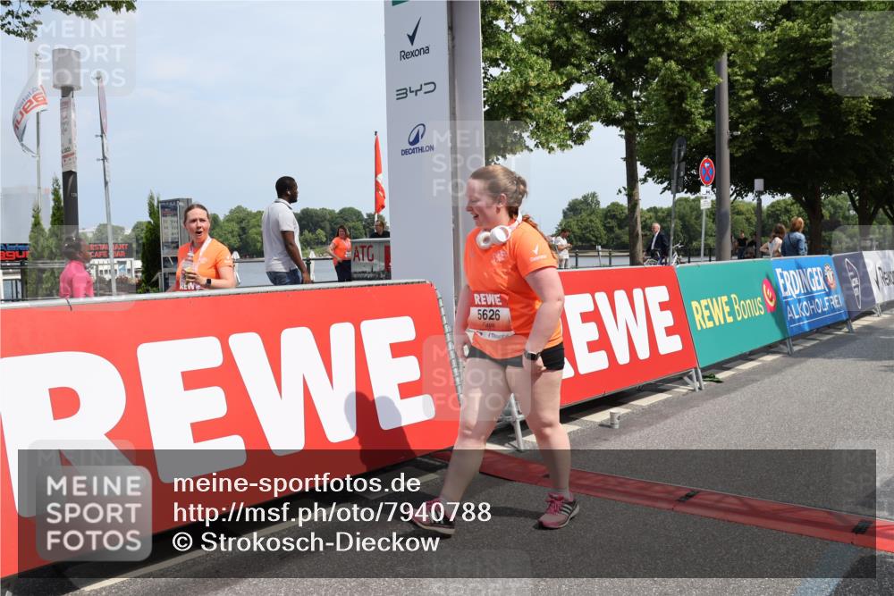 15.06.2025 - REWE Women's Run Strokosch-Dieckow http://msf.ph/oto/7940788 15.06.2025 11:19:38 Ziel 5515, 5626 meine-sportfotos.de