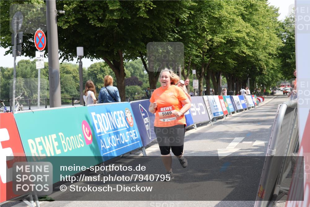 15.06.2025 - REWE Women's Run Strokosch-Dieckow http://msf.ph/oto/7940795 15.06.2025 11:20:34 Ziel 5569 meine-sportfotos.de