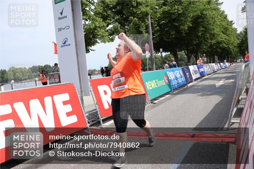 15.06.2025 - REWE Women's Run Strokosch-Dieckow http://msf.ph/oto/7940862 15.06.2025 11:20:36 Ziel 5569 meine-sportfotos.de