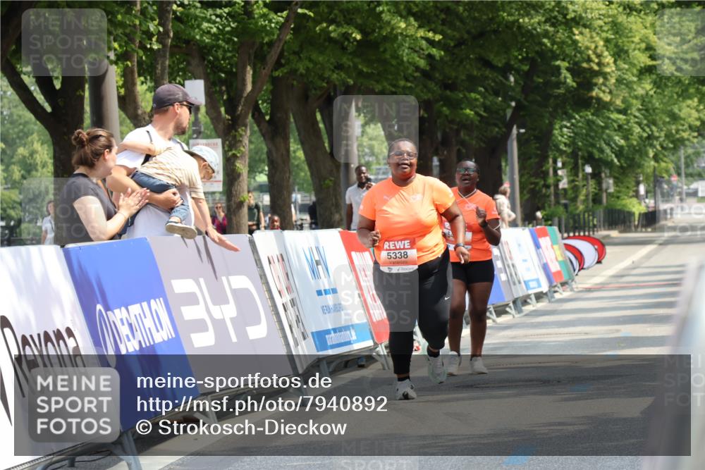 15.06.2025 - REWE Women's Run Strokosch-Dieckow http://msf.ph/oto/7940892 15.06.2025 11:22:02 Ziel  meine-sportfotos.de